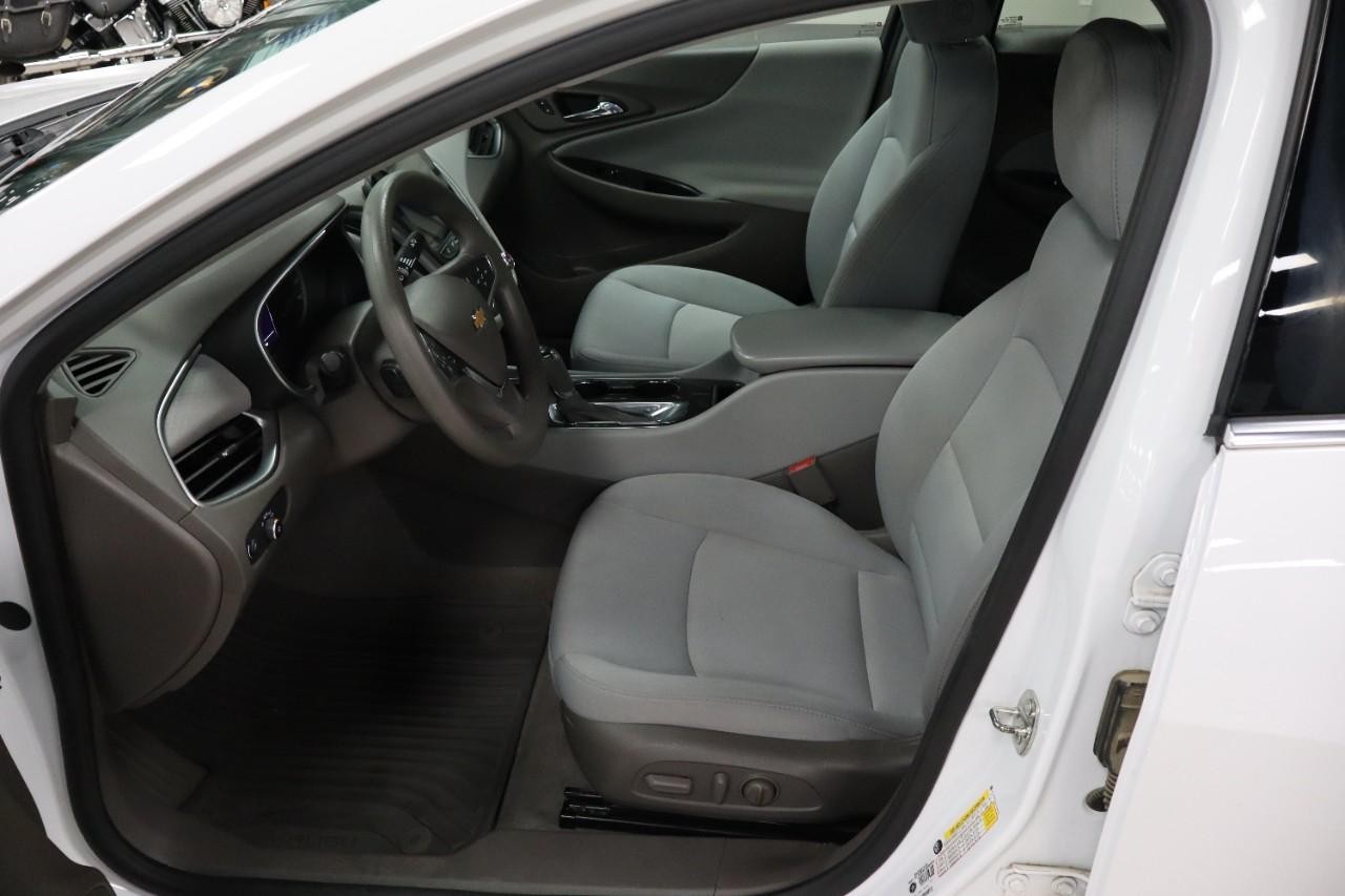 Chevrolet Malibu Vehicle Full-screen Gallery Image 9