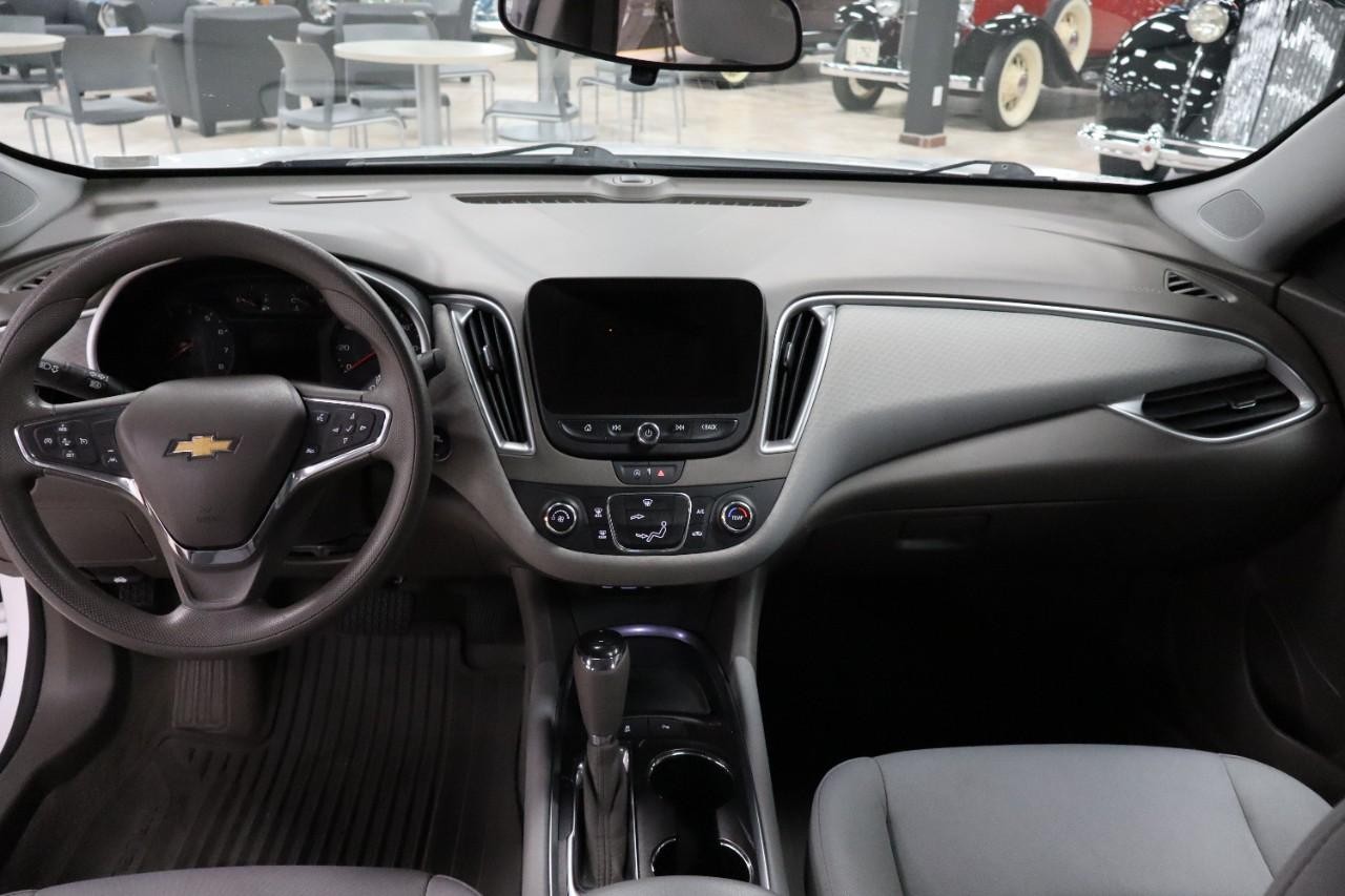 Chevrolet Malibu Vehicle Full-screen Gallery Image 12