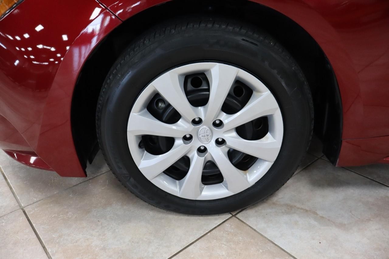 Toyota Corolla Vehicle Full-screen Gallery Image 9