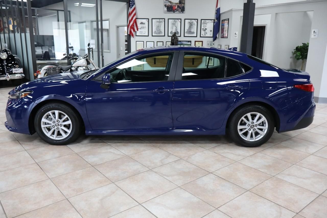 Toyota Camry Vehicle Full-screen Gallery Image 2