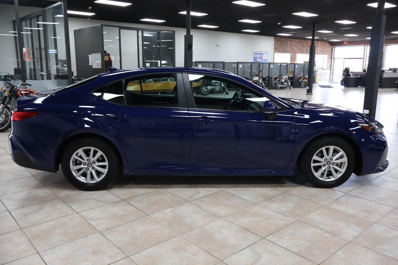 Toyota Camry Vehicle Full-screen Gallery Image 6