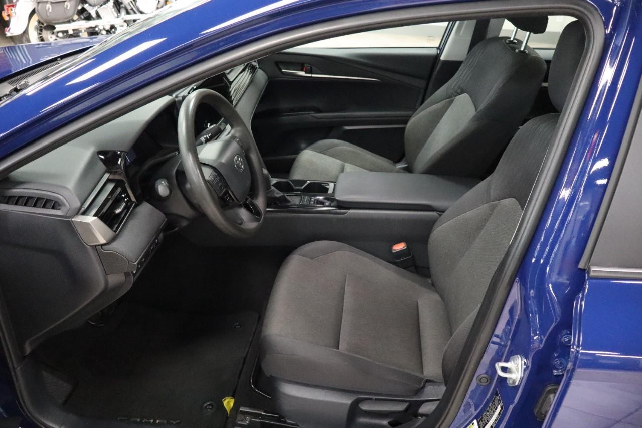 Toyota Camry Vehicle Full-screen Gallery Image 9