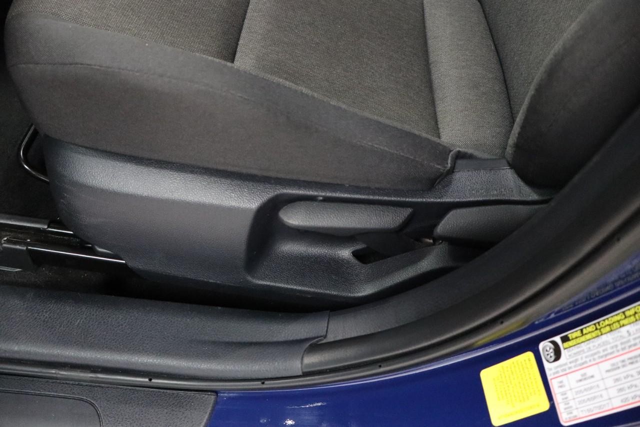 Toyota Camry Vehicle Full-screen Gallery Image 10