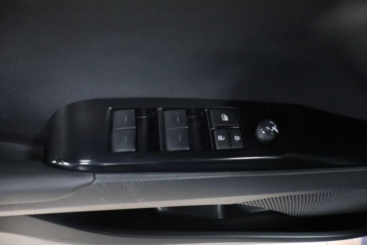 Toyota Camry Vehicle Full-screen Gallery Image 11