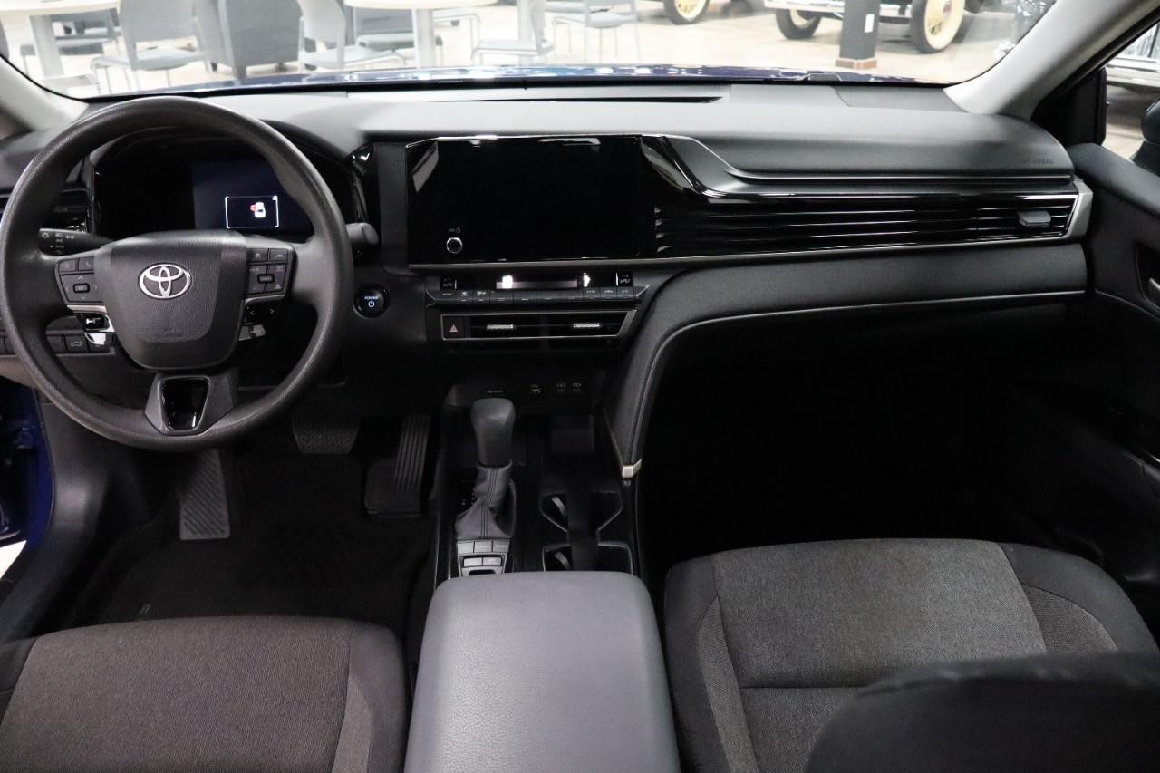 Toyota Camry Vehicle Full-screen Gallery Image 12
