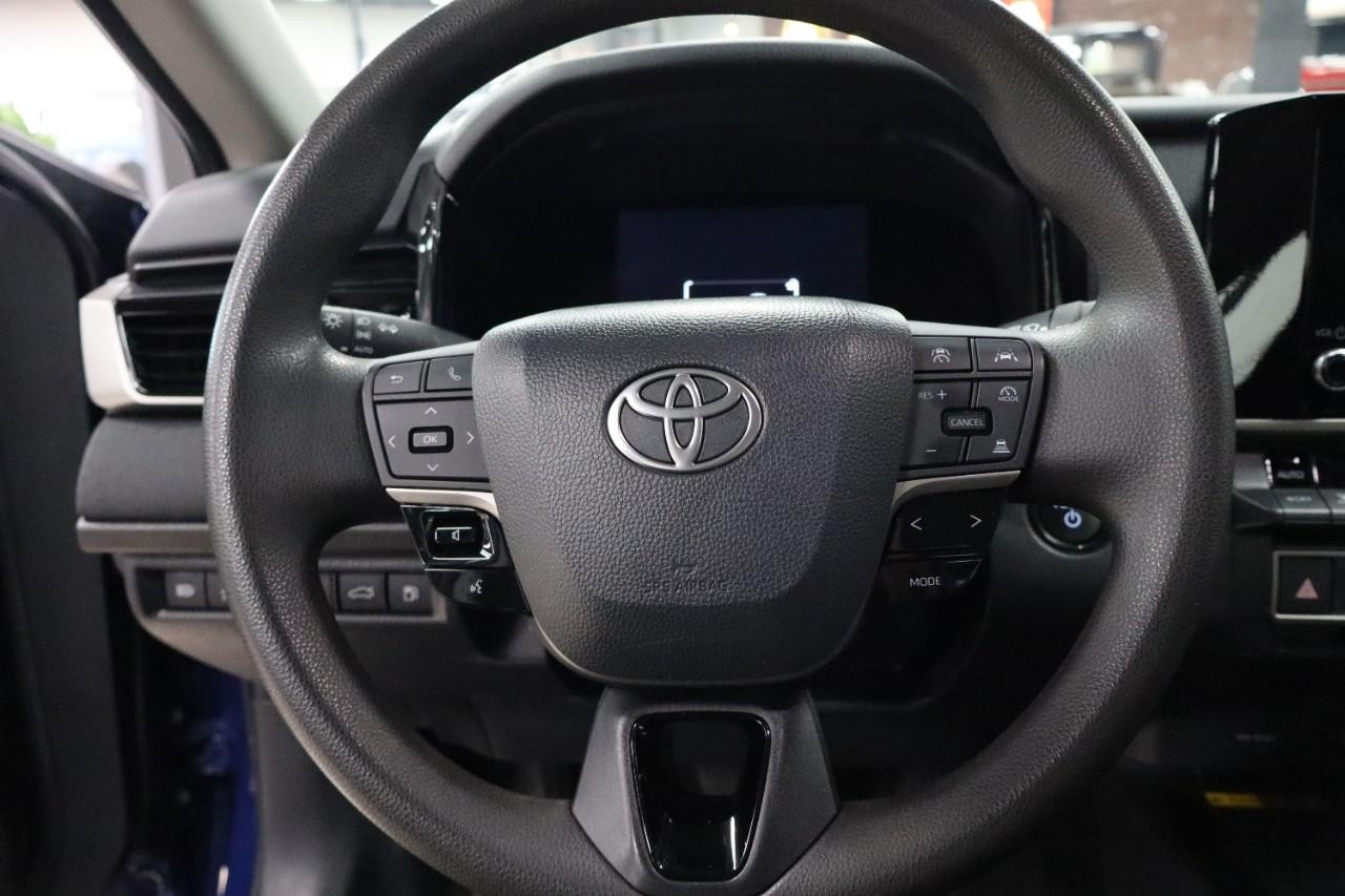 Toyota Camry Vehicle Full-screen Gallery Image 13