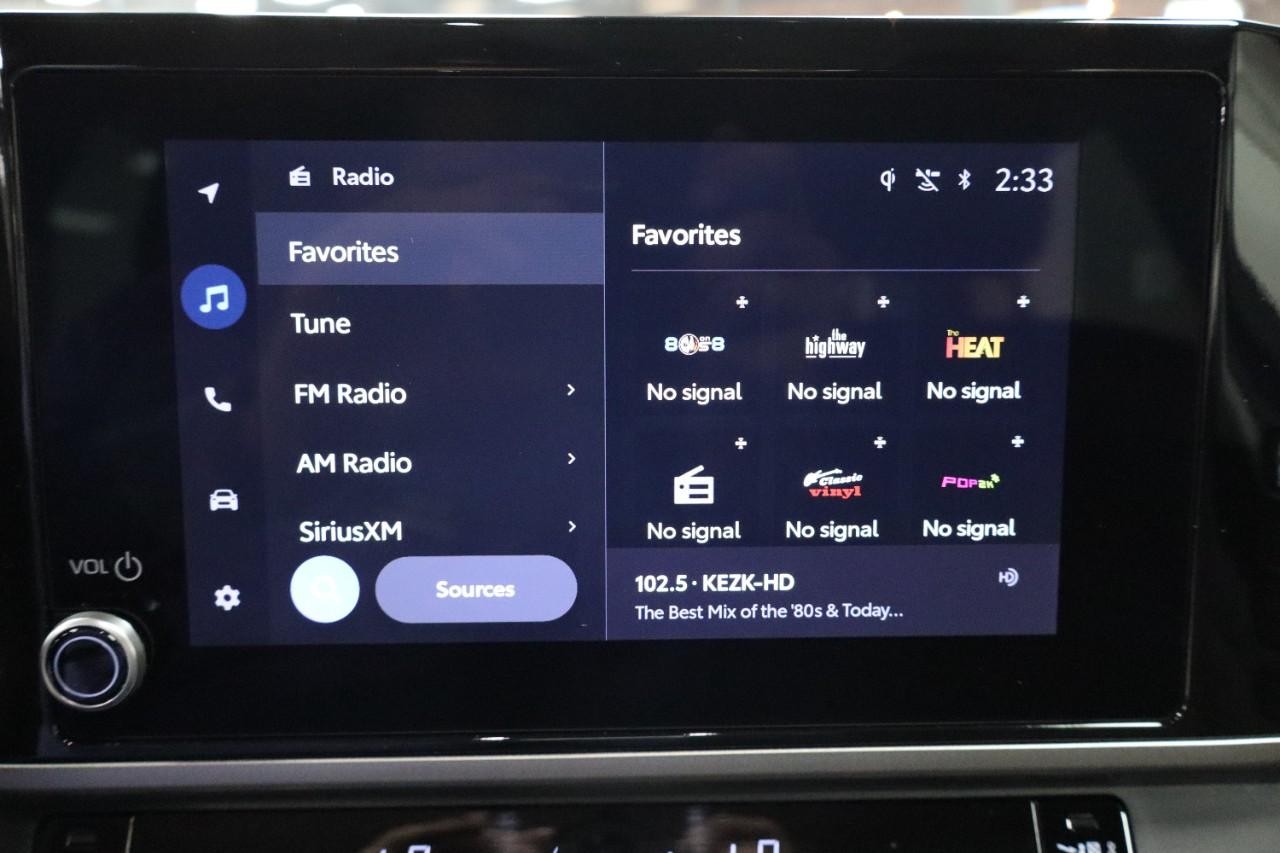 Toyota Camry Vehicle Full-screen Gallery Image 15