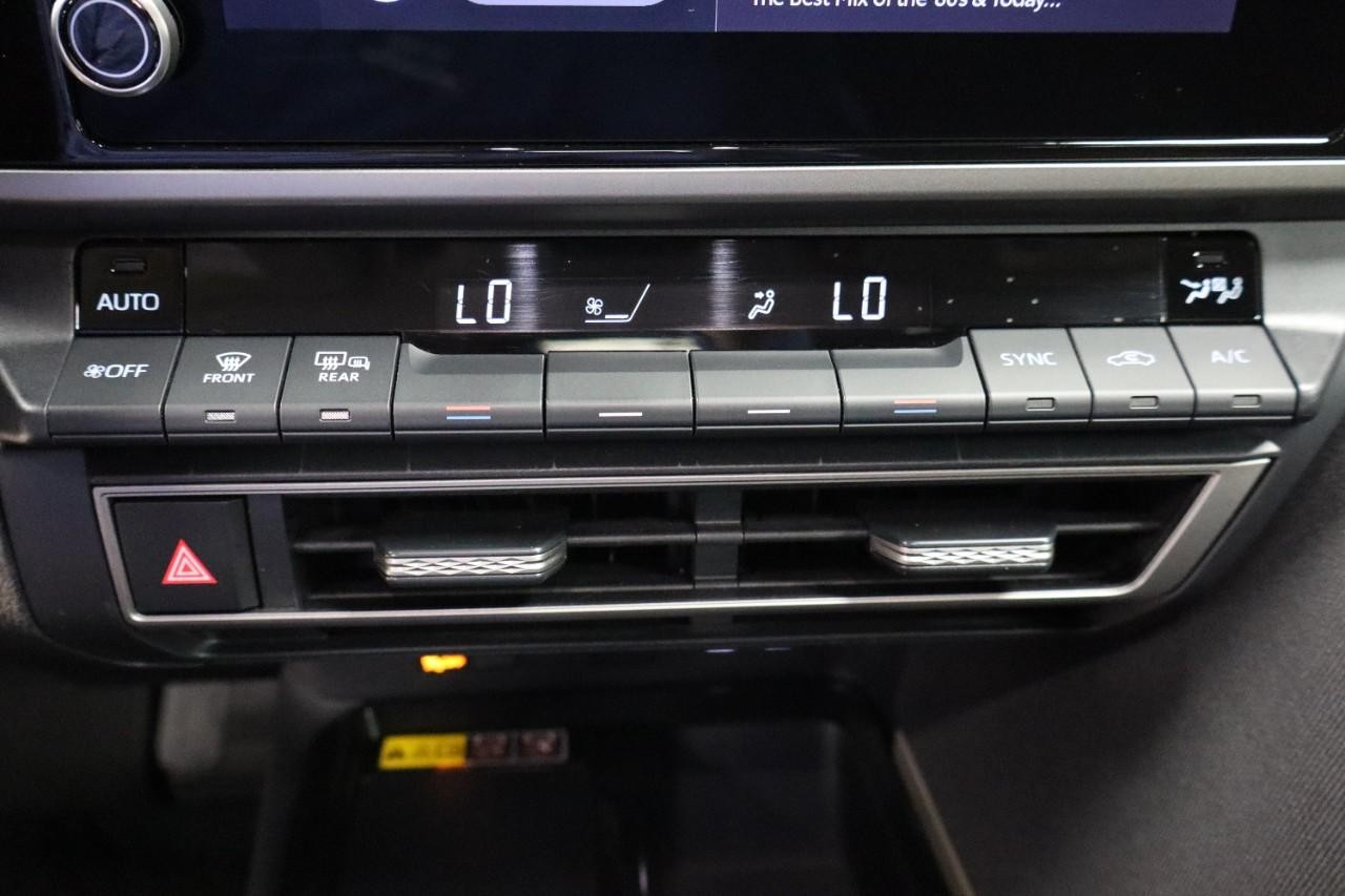 Toyota Camry Vehicle Full-screen Gallery Image 16