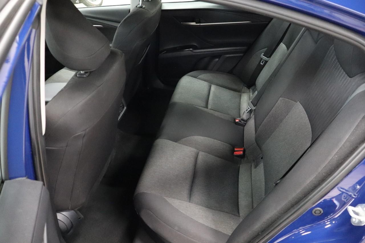 Toyota Camry Vehicle Full-screen Gallery Image 17