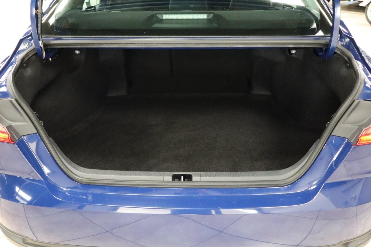 Toyota Camry Vehicle Full-screen Gallery Image 18