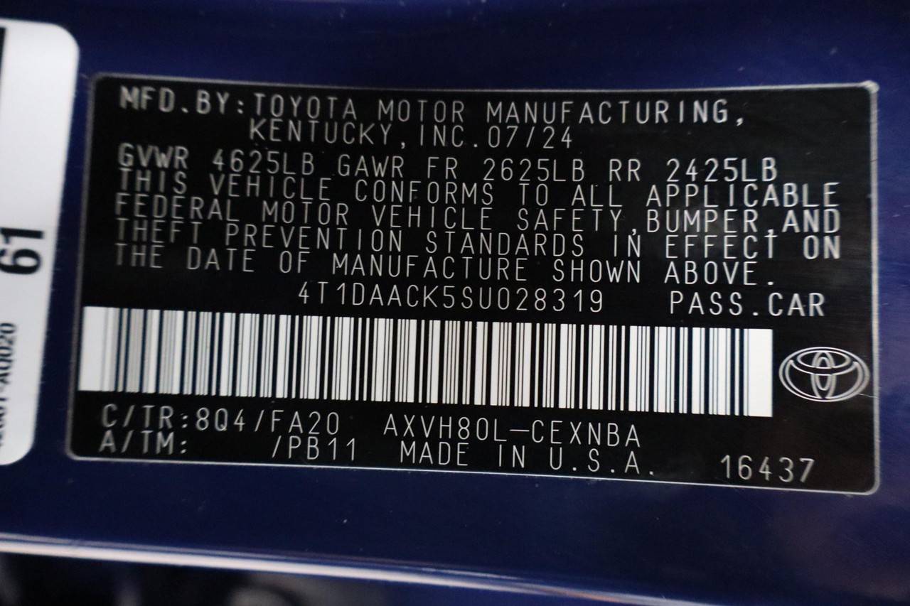 Toyota Camry Vehicle Full-screen Gallery Image 19