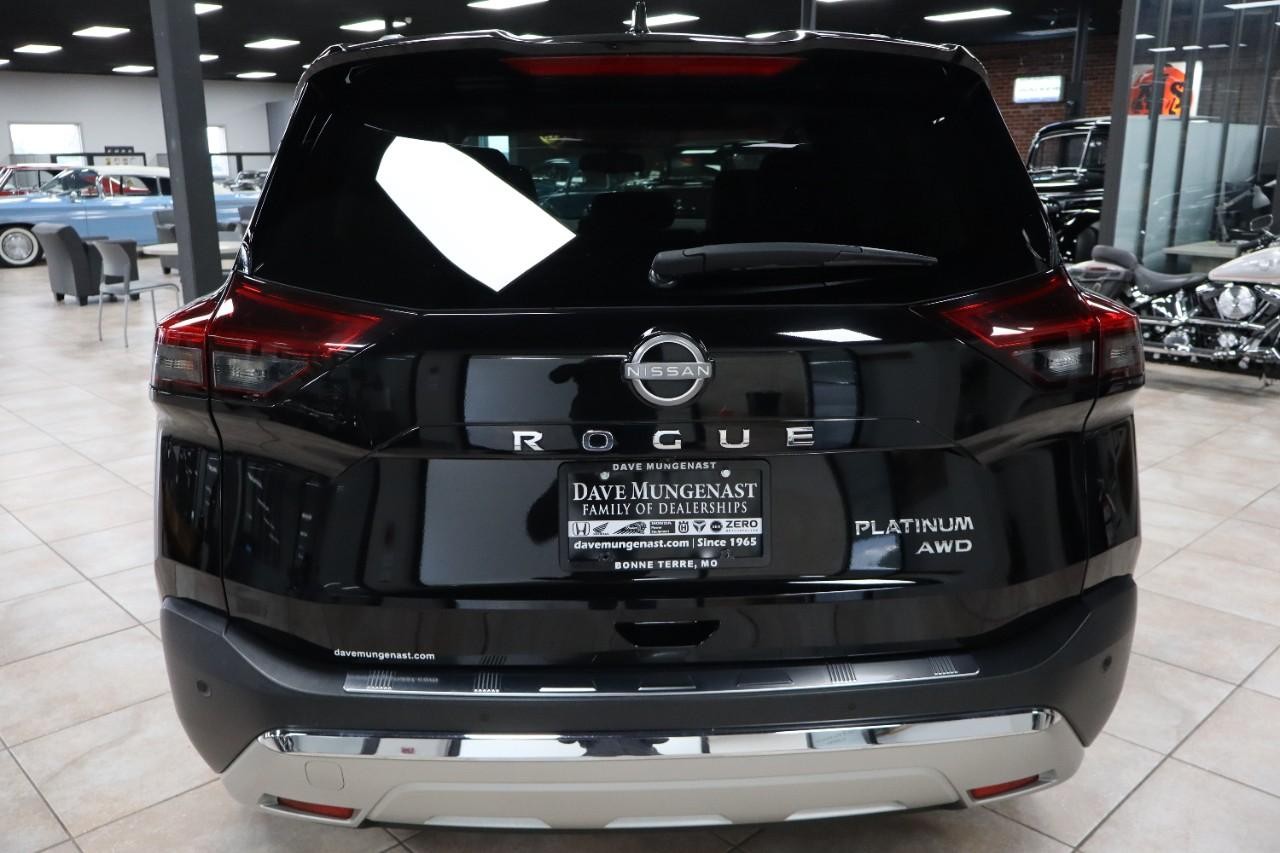 Nissan Rogue Vehicle Full-screen Gallery Image 4