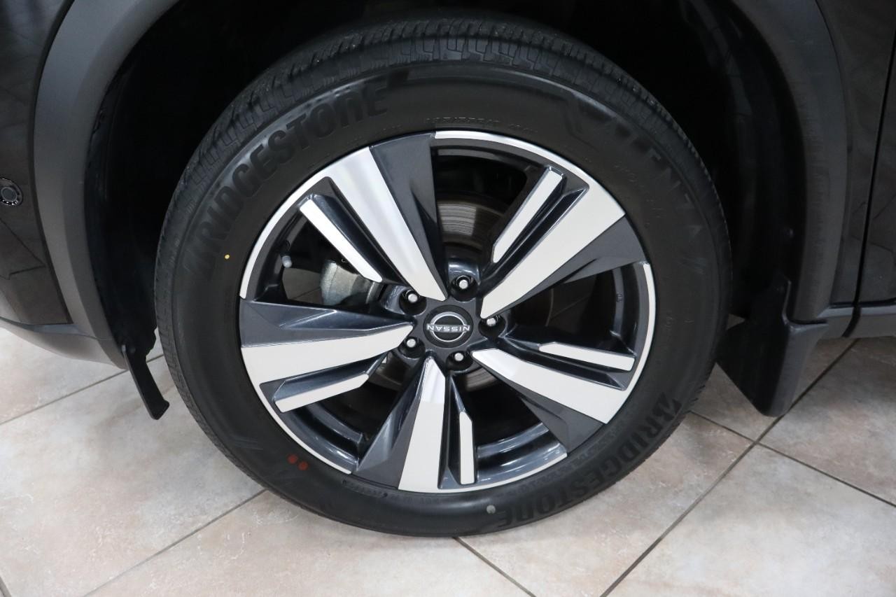 Nissan Rogue Vehicle Full-screen Gallery Image 9