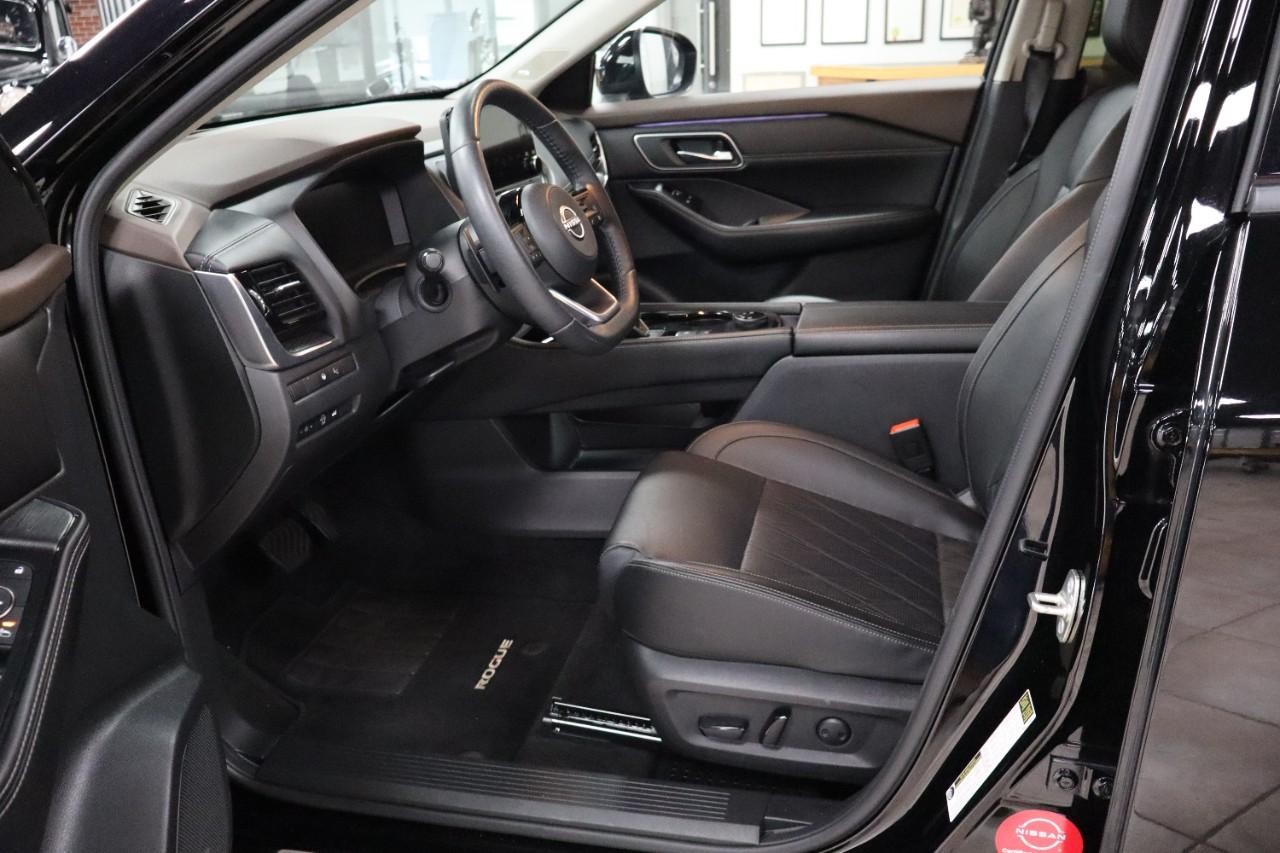 Nissan Rogue Vehicle Full-screen Gallery Image 10