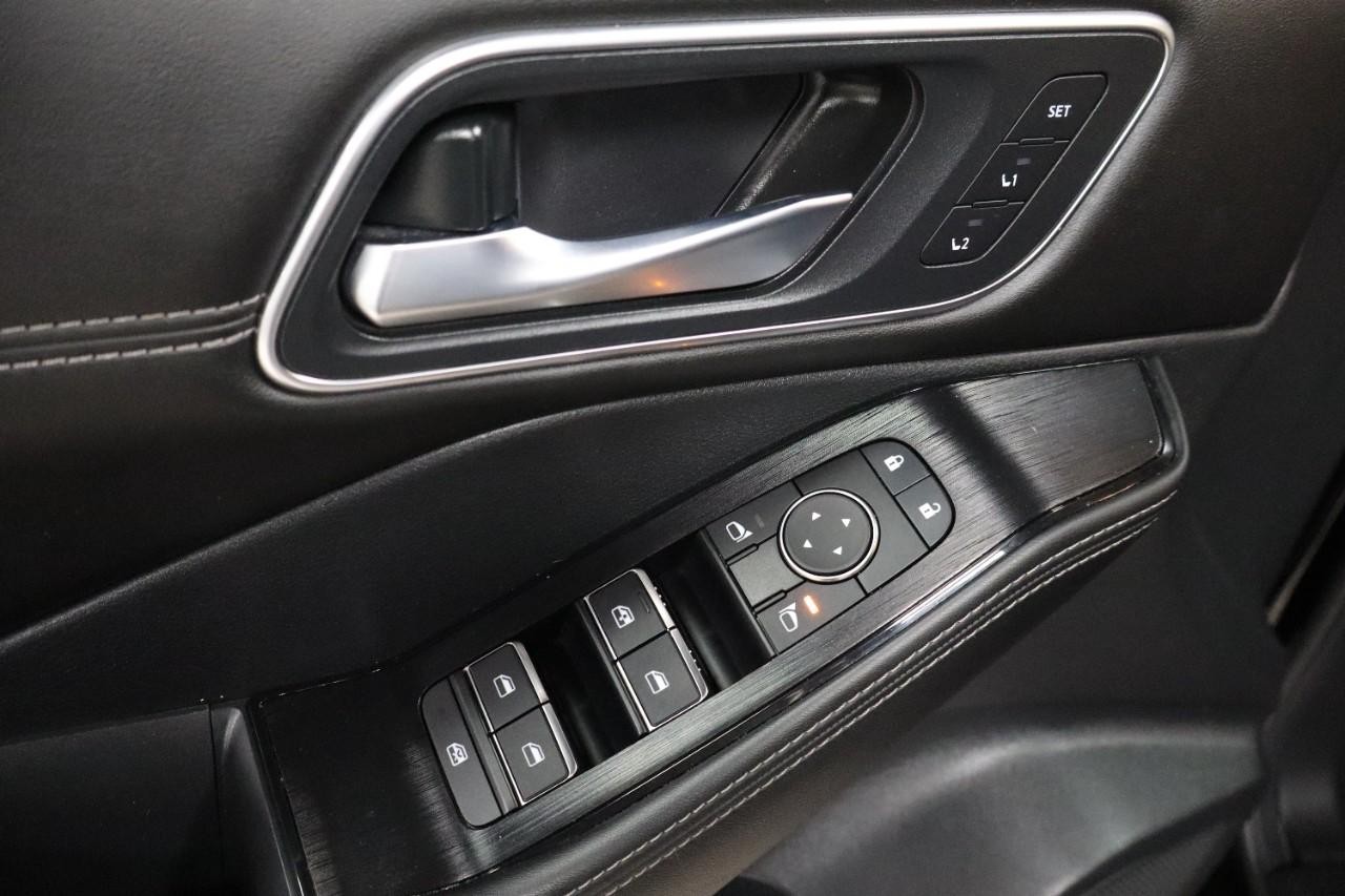 Nissan Rogue Vehicle Full-screen Gallery Image 11