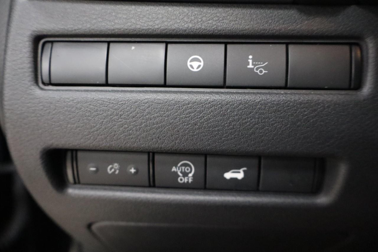 Nissan Rogue Vehicle Full-screen Gallery Image 12