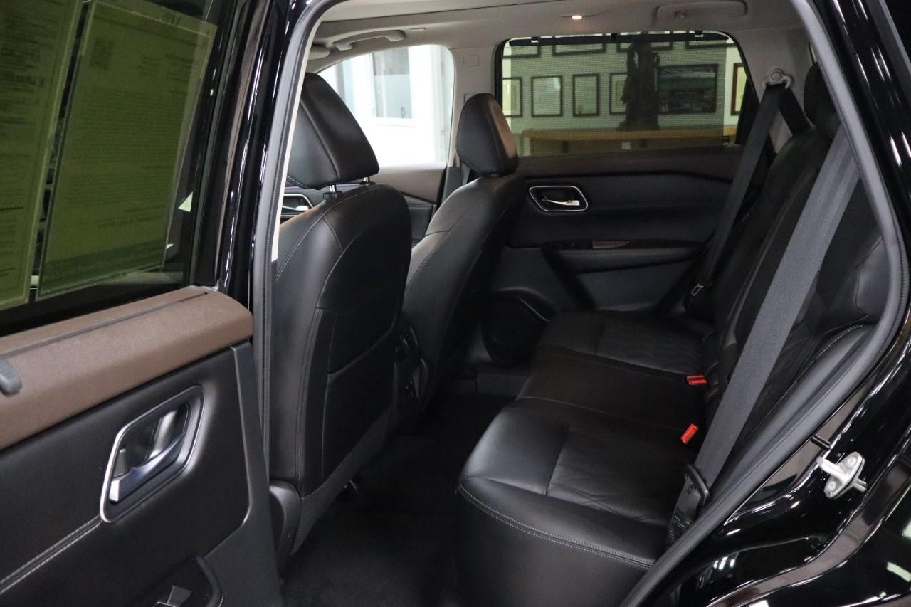 Nissan Rogue Vehicle Full-screen Gallery Image 18