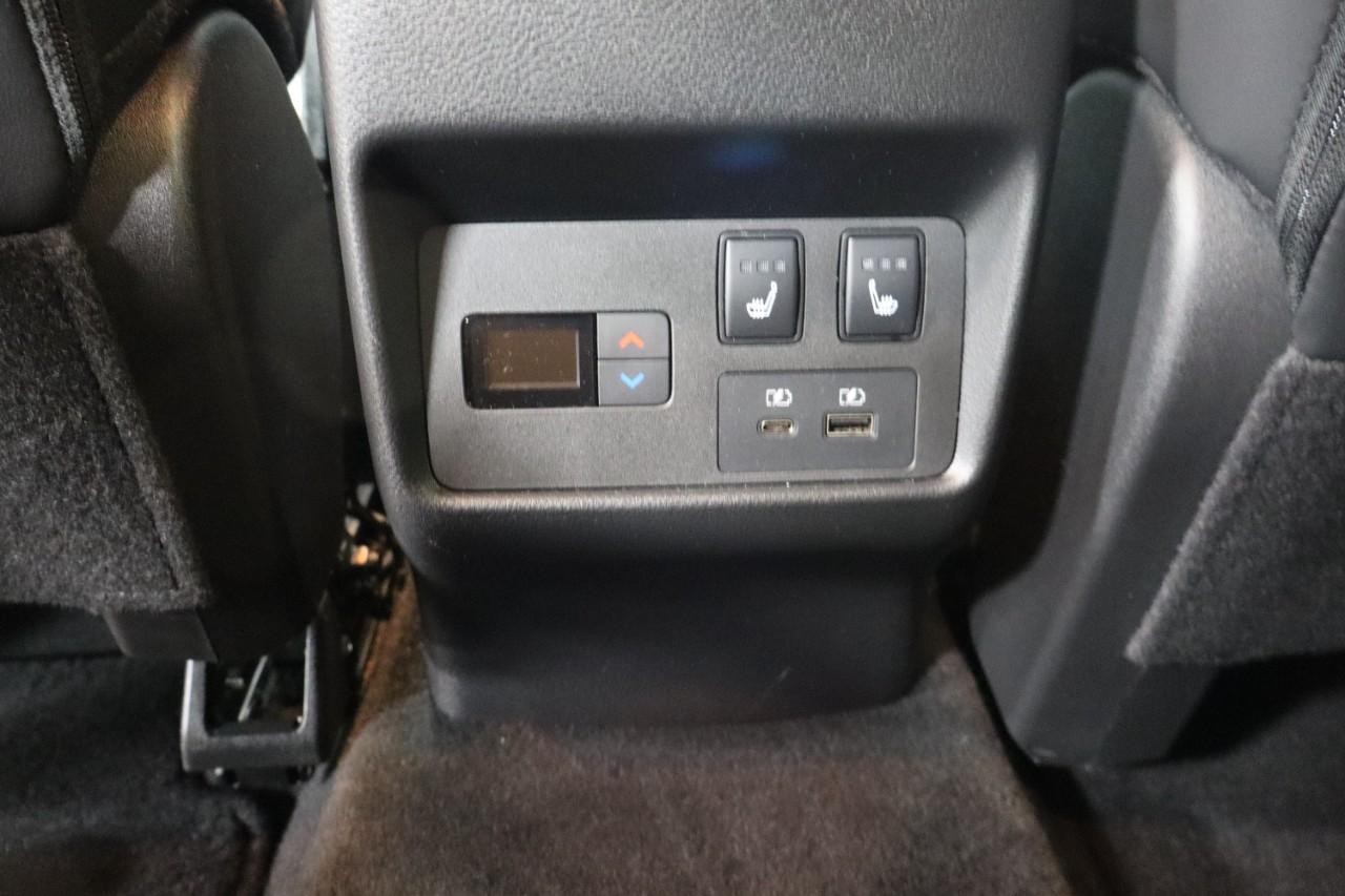 Nissan Rogue Vehicle Full-screen Gallery Image 19