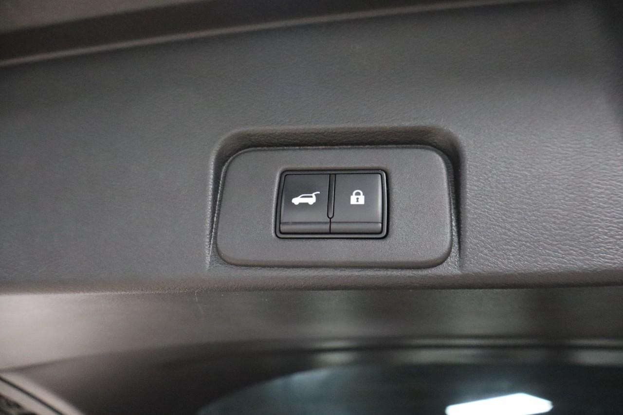 Nissan Rogue Vehicle Full-screen Gallery Image 22