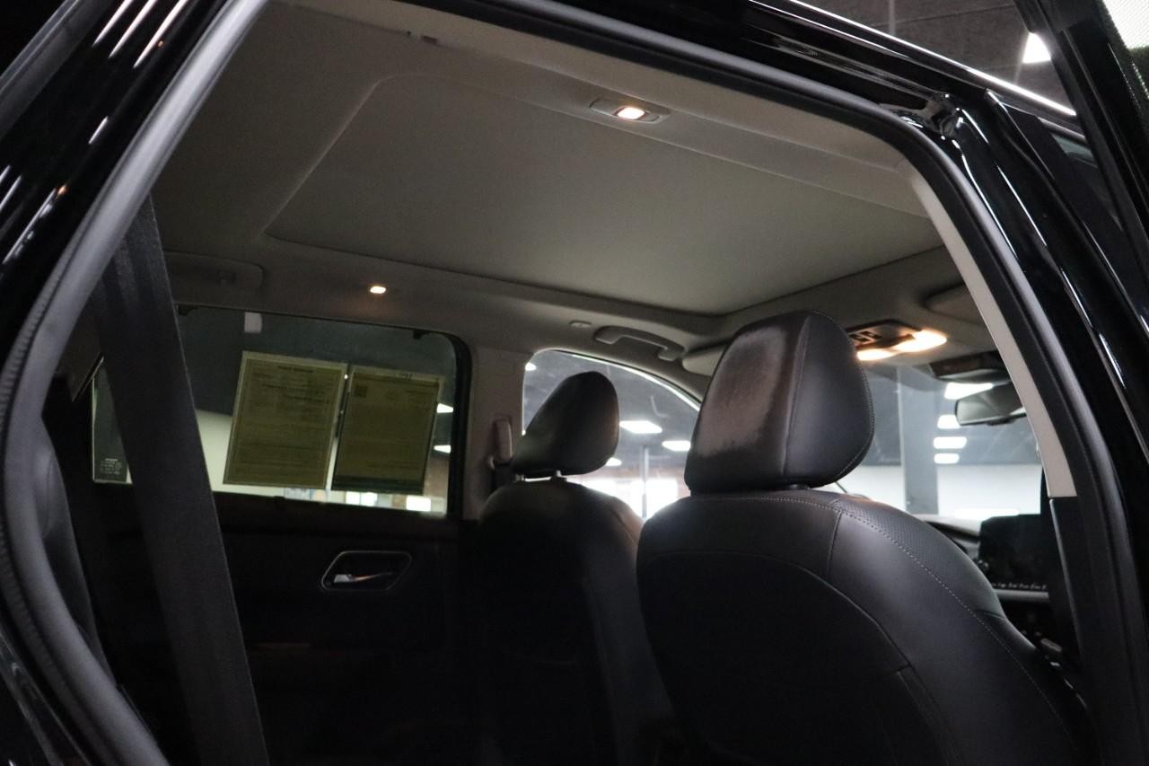 Nissan Rogue Vehicle Full-screen Gallery Image 23