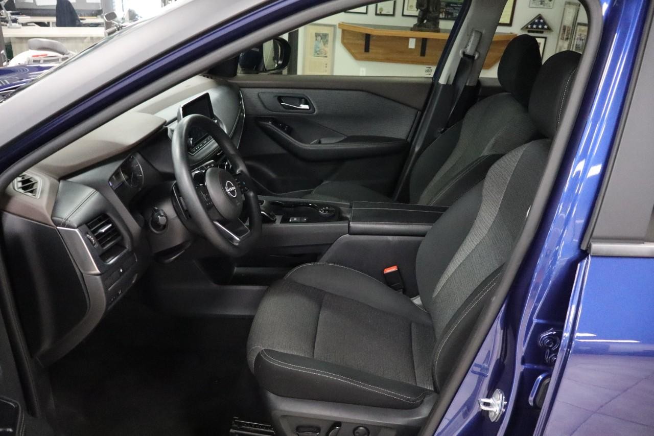 Nissan Rogue Vehicle Full-screen Gallery Image 9