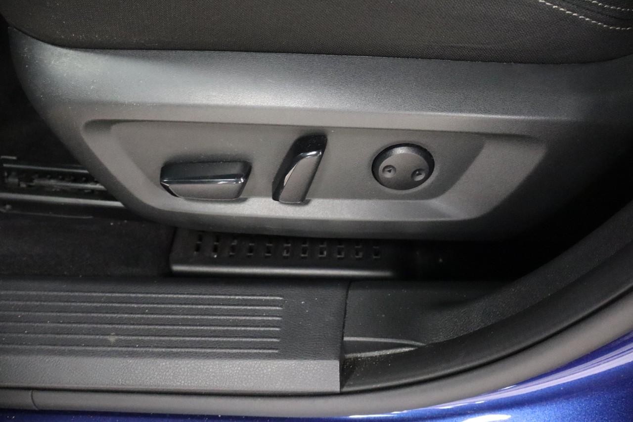 Nissan Rogue Vehicle Full-screen Gallery Image 10