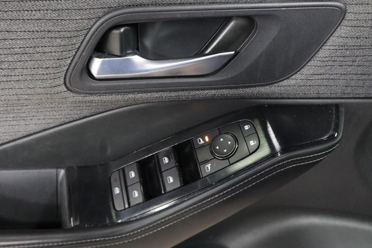 Nissan Rogue Vehicle Full-screen Gallery Image 11