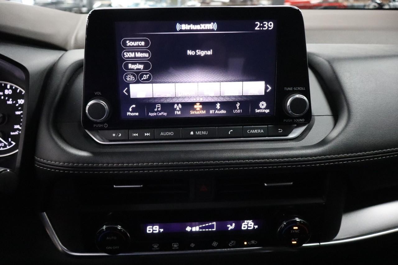 Nissan Rogue Vehicle Full-screen Gallery Image 15