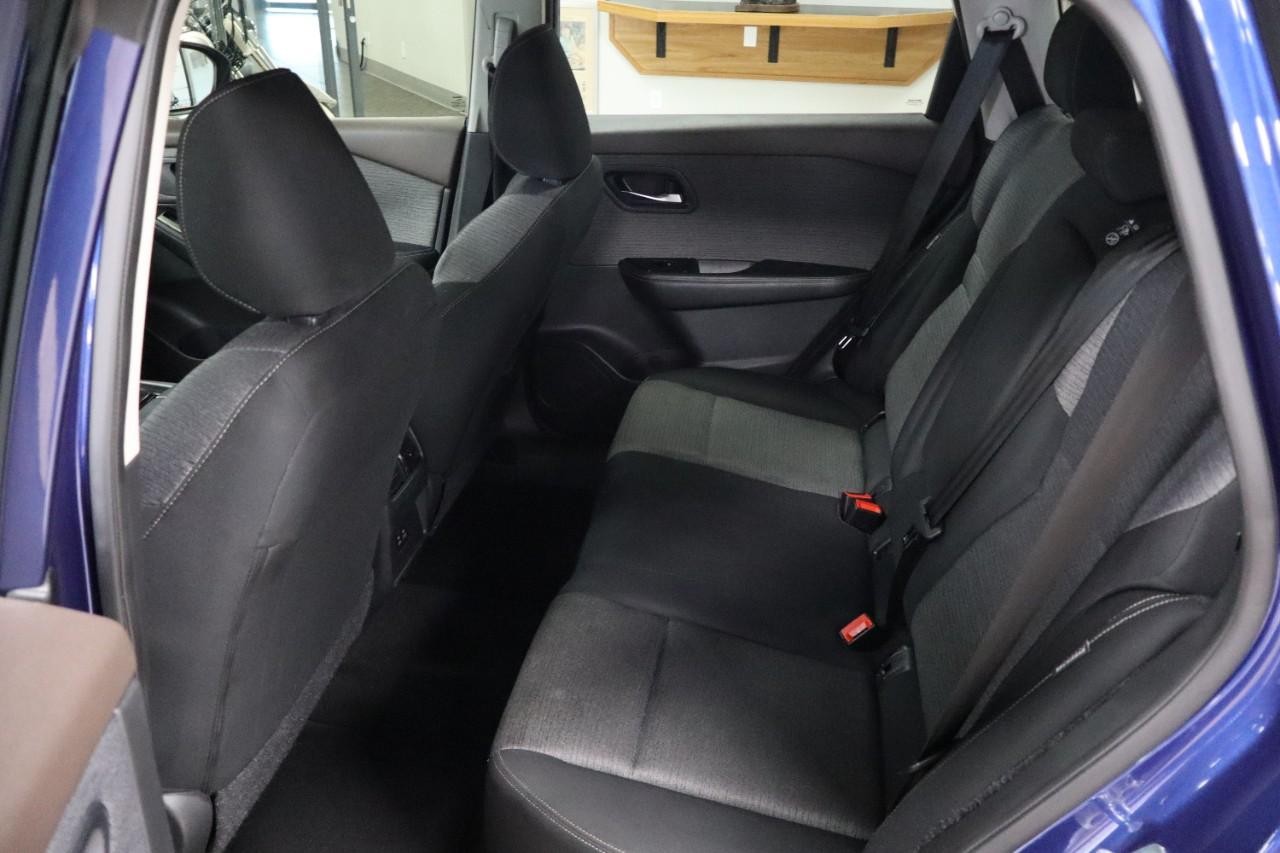 Nissan Rogue Vehicle Full-screen Gallery Image 16