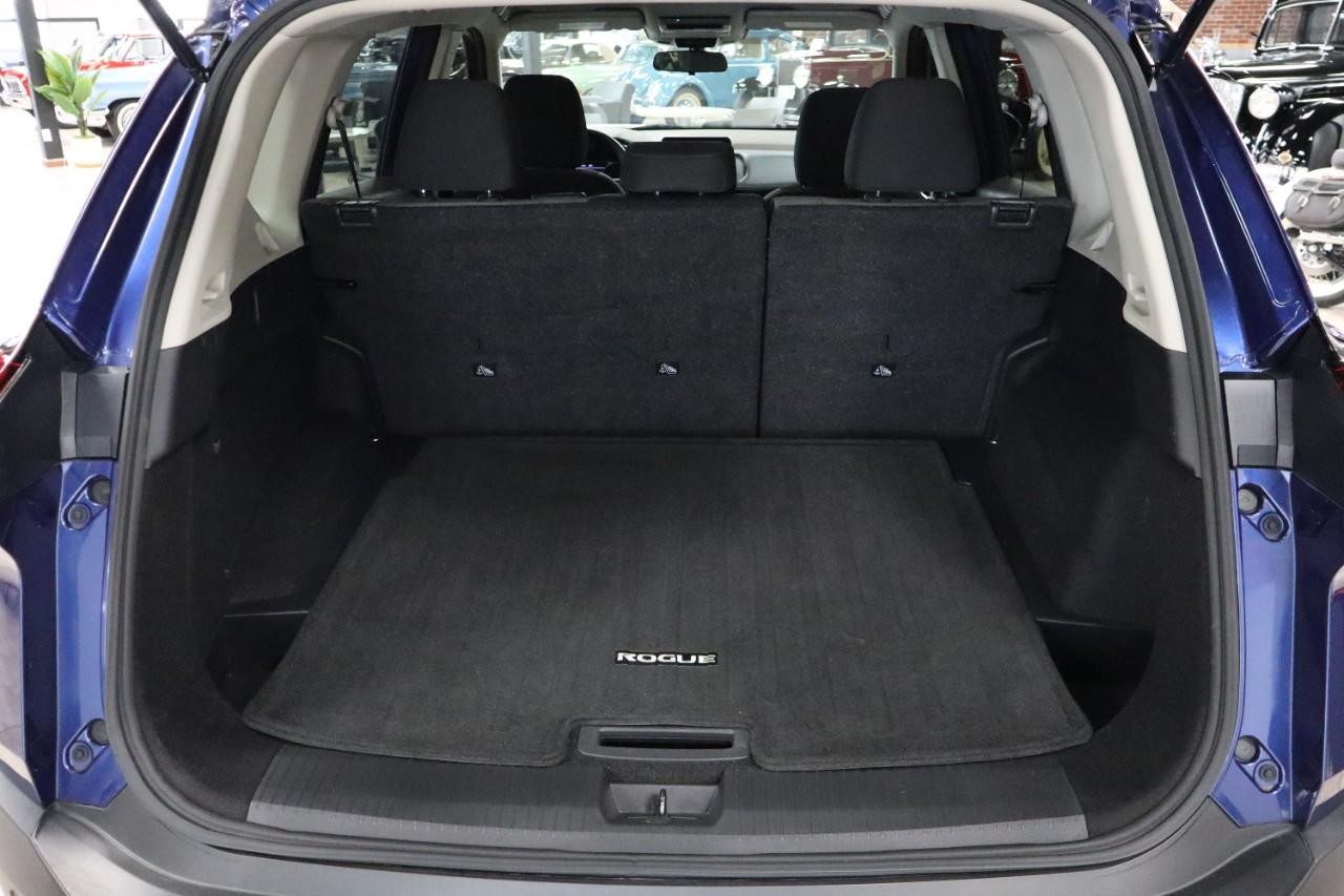 Nissan Rogue Vehicle Full-screen Gallery Image 17