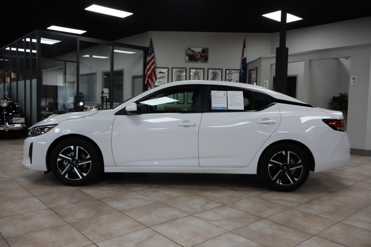 Nissan Sentra Vehicle Full-screen Gallery Image 2