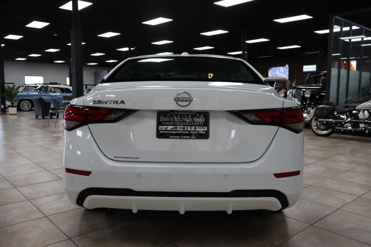 Nissan Sentra Vehicle Full-screen Gallery Image 4