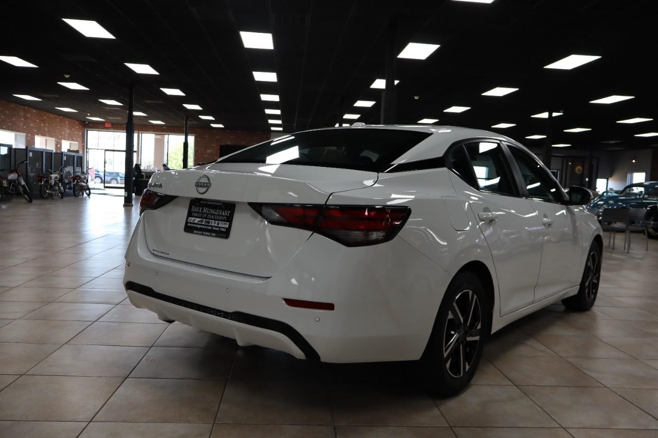 Nissan Sentra Vehicle Full-screen Gallery Image 5