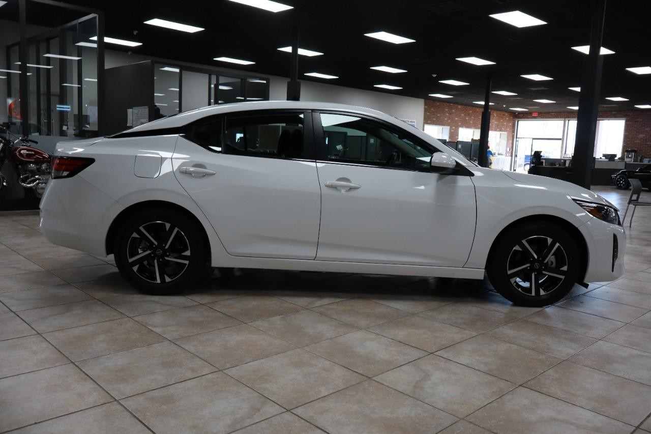 Nissan Sentra Vehicle Full-screen Gallery Image 6