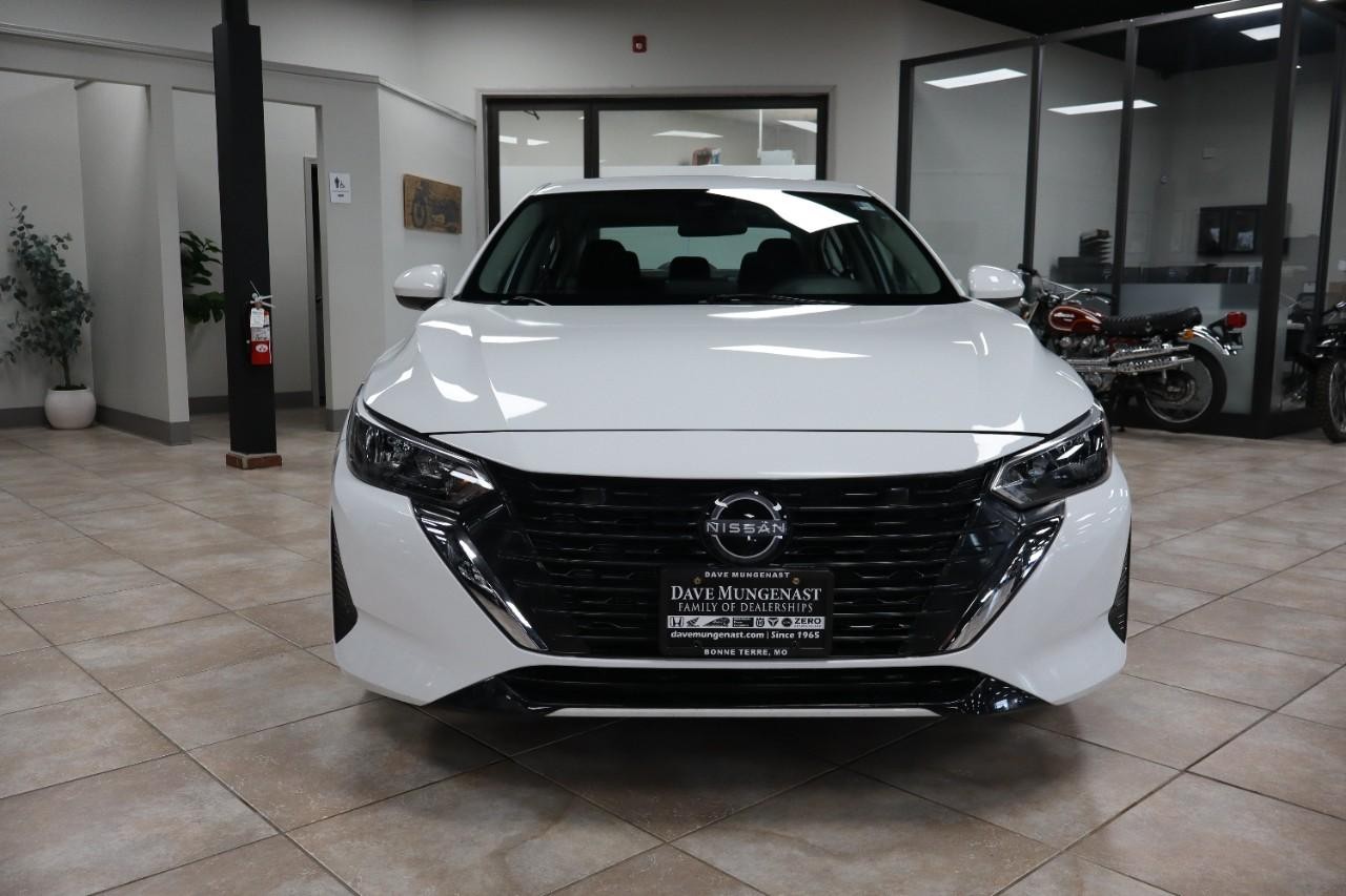 Nissan Sentra Vehicle Full-screen Gallery Image 8