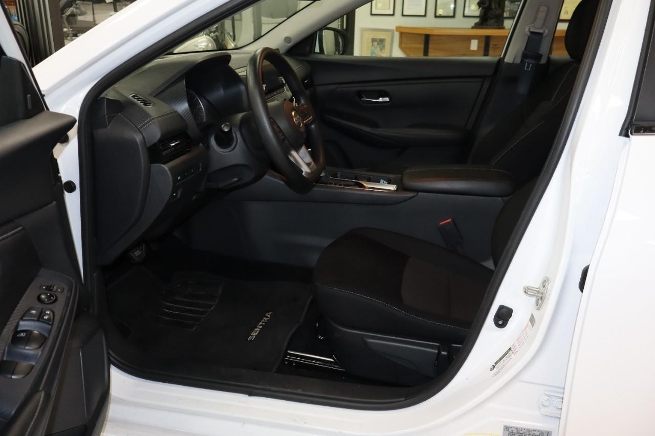 Nissan Sentra Vehicle Full-screen Gallery Image 9