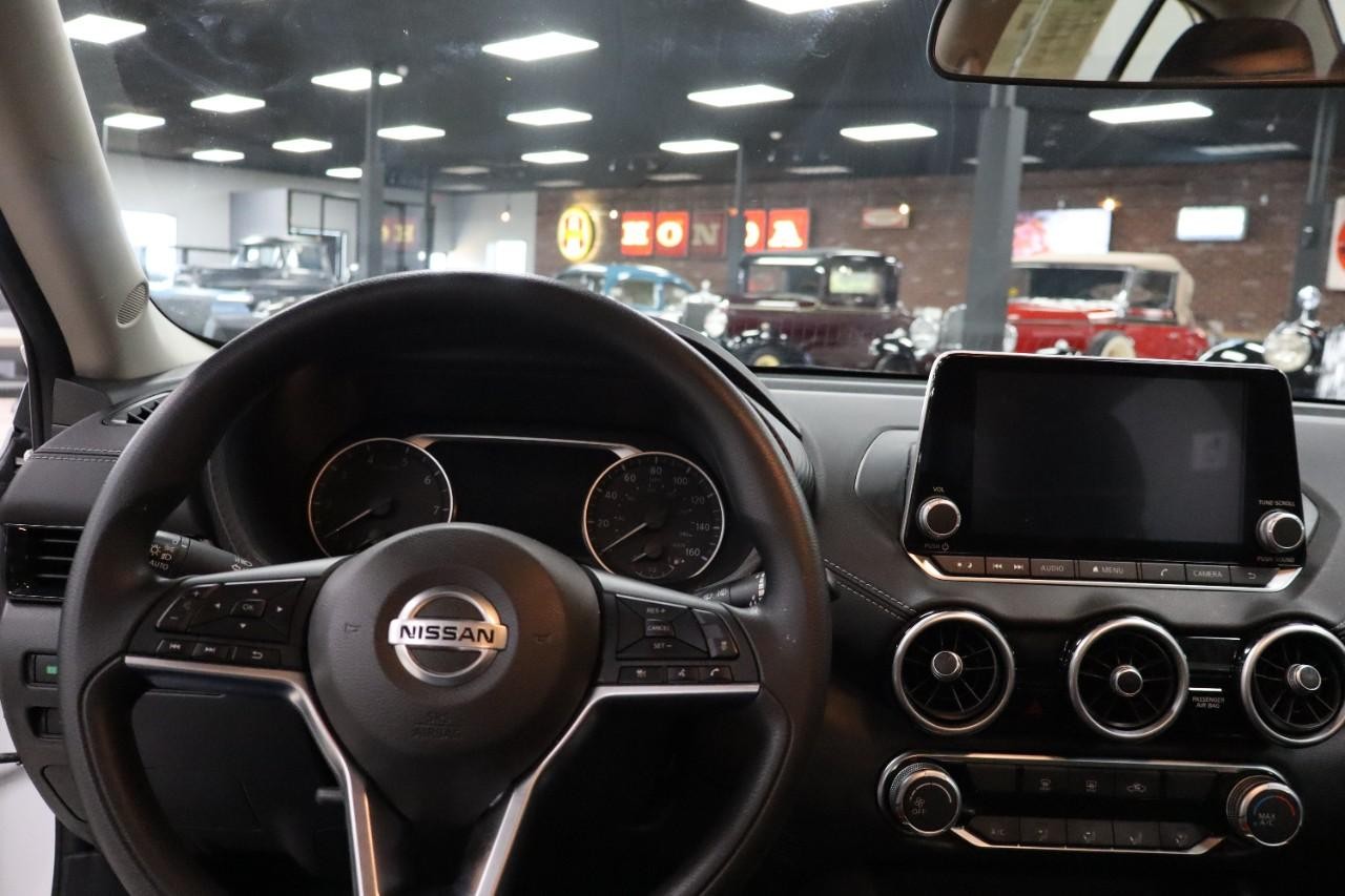 Nissan Sentra Vehicle Full-screen Gallery Image 11