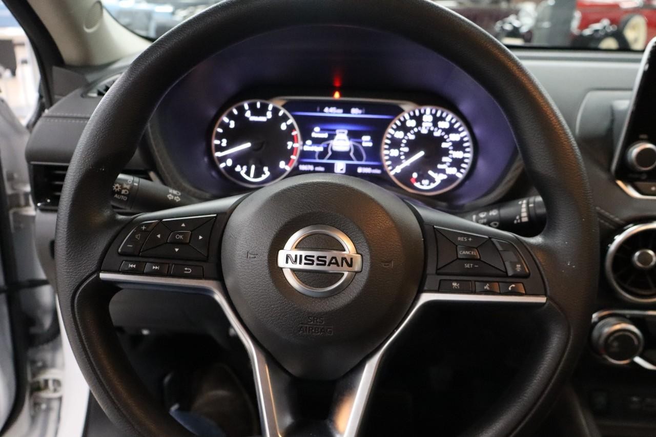 Nissan Sentra Vehicle Full-screen Gallery Image 12