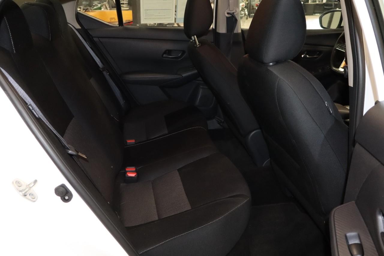 Nissan Sentra Vehicle Full-screen Gallery Image 18