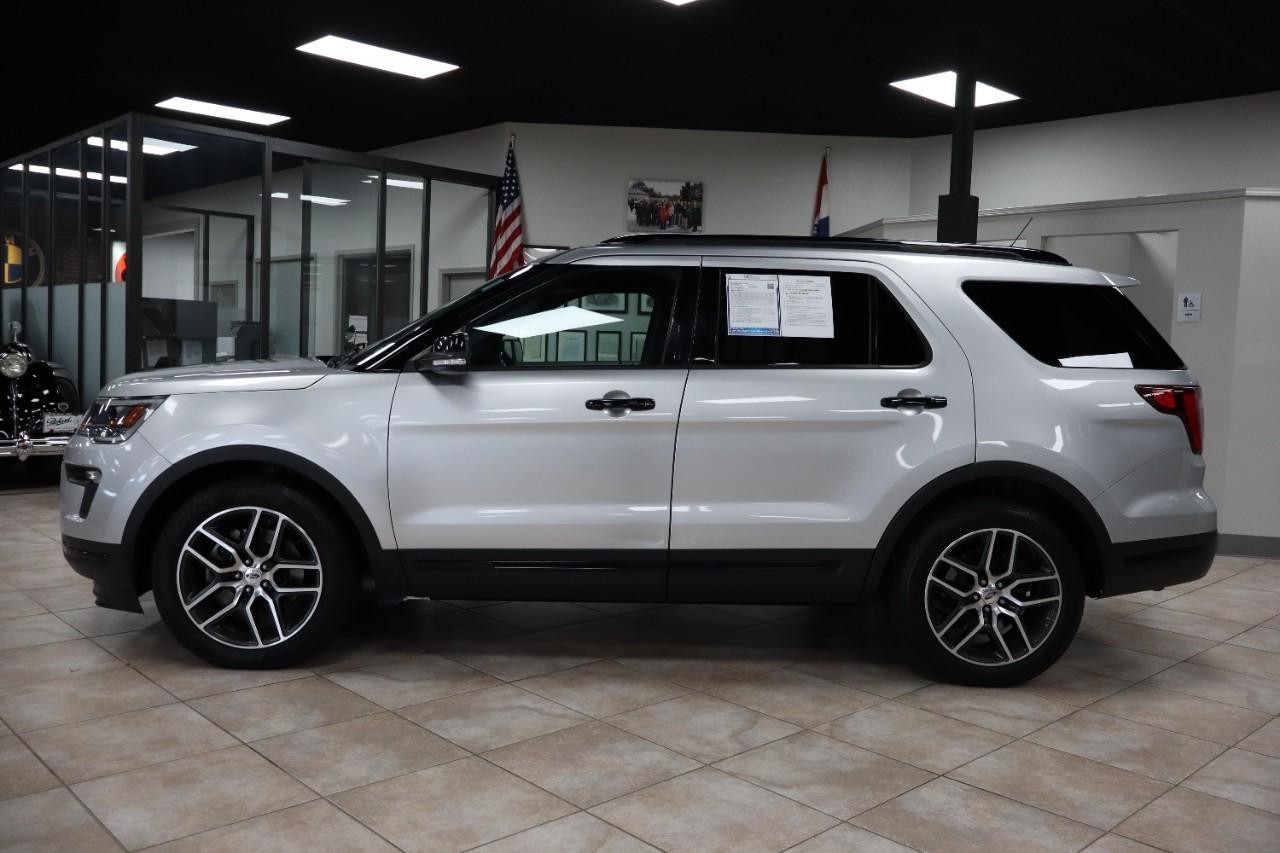 Ford Explorer Vehicle Full-screen Gallery Image 2