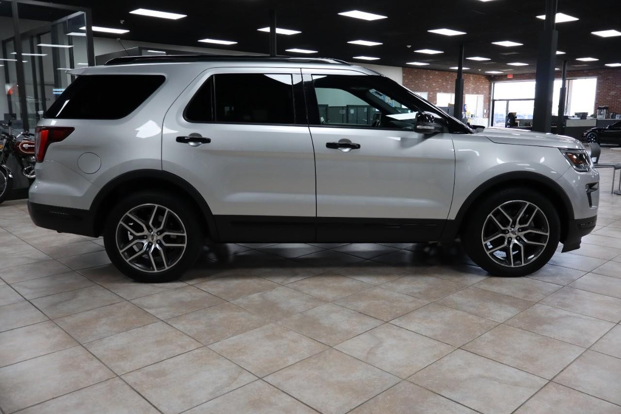 Ford Explorer Vehicle Full-screen Gallery Image 6