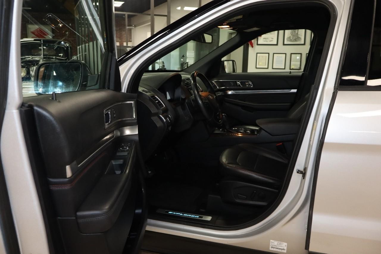 Ford Explorer Vehicle Full-screen Gallery Image 10