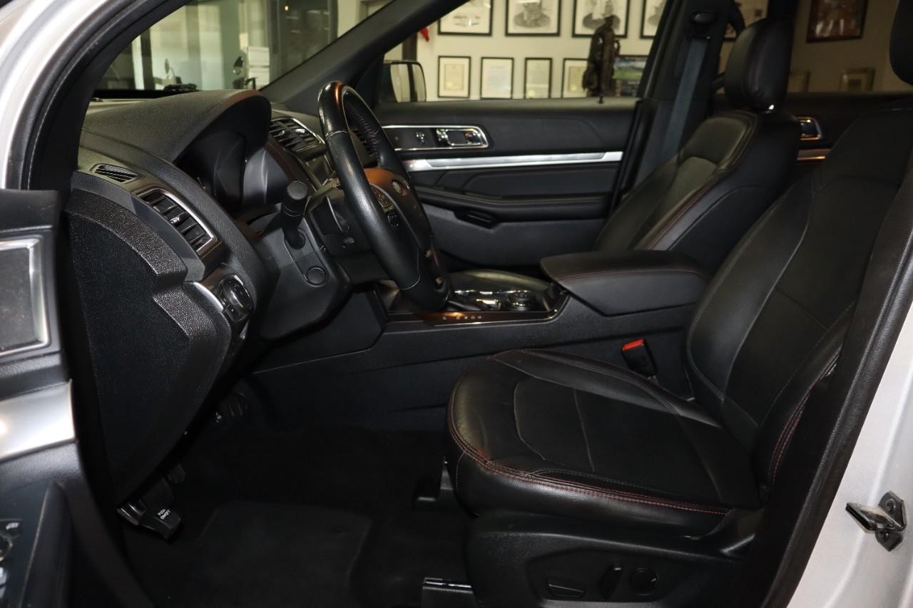 Ford Explorer Vehicle Full-screen Gallery Image 11