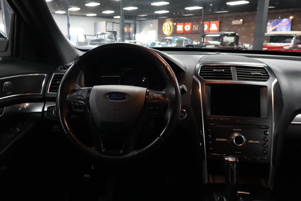 Ford Explorer Vehicle Full-screen Gallery Image 12