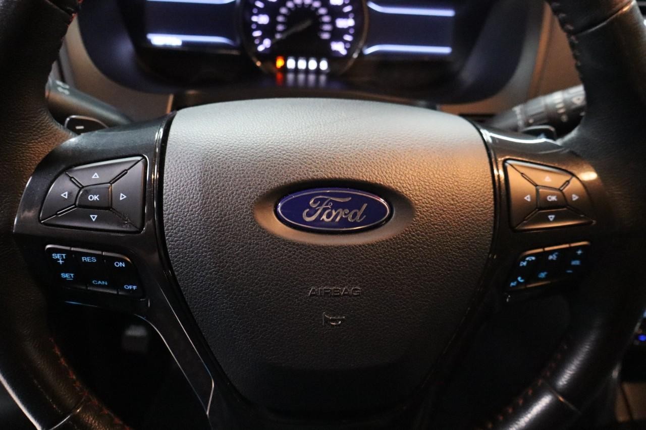 Ford Explorer Vehicle Full-screen Gallery Image 13