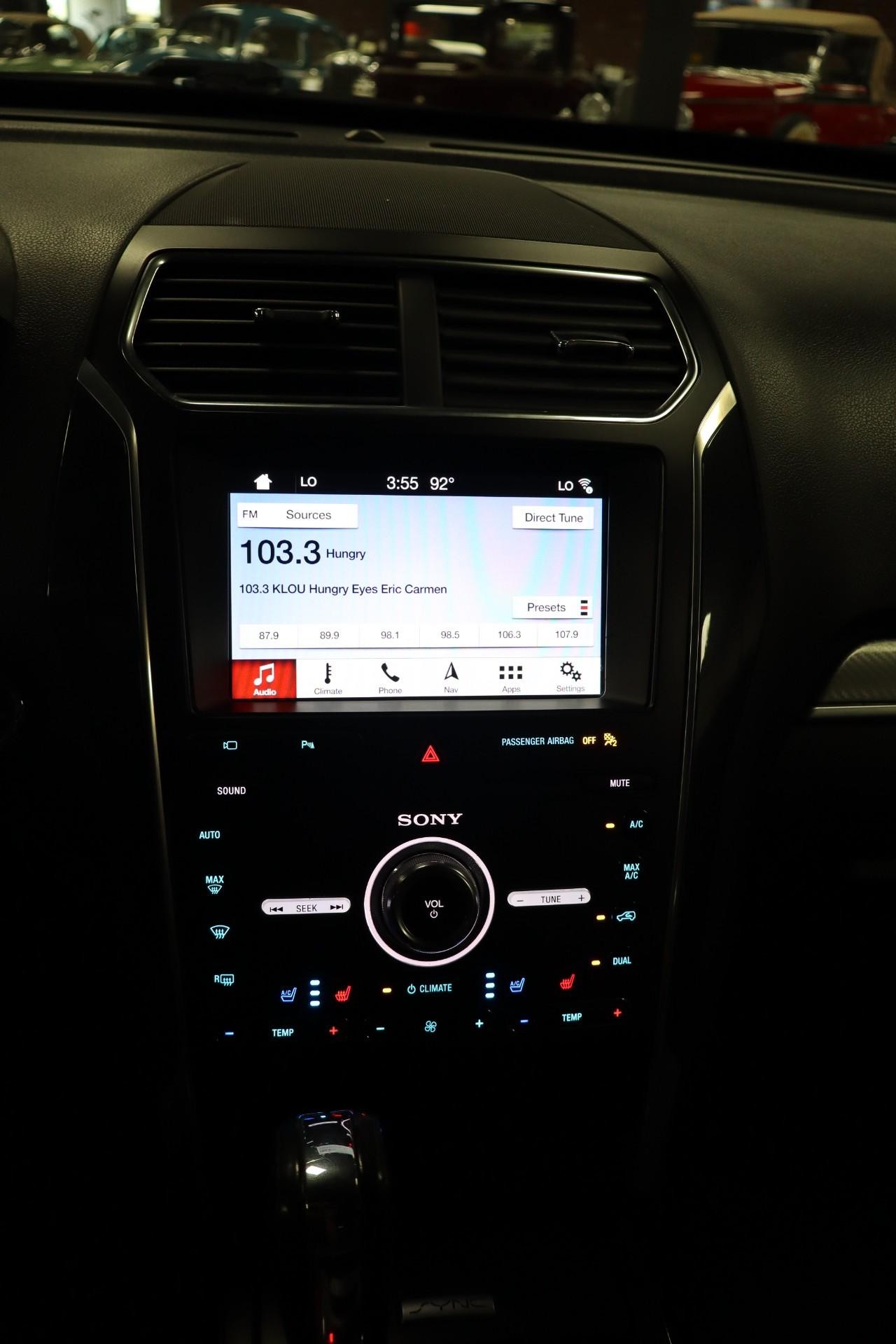 Ford Explorer Vehicle Full-screen Gallery Image 15