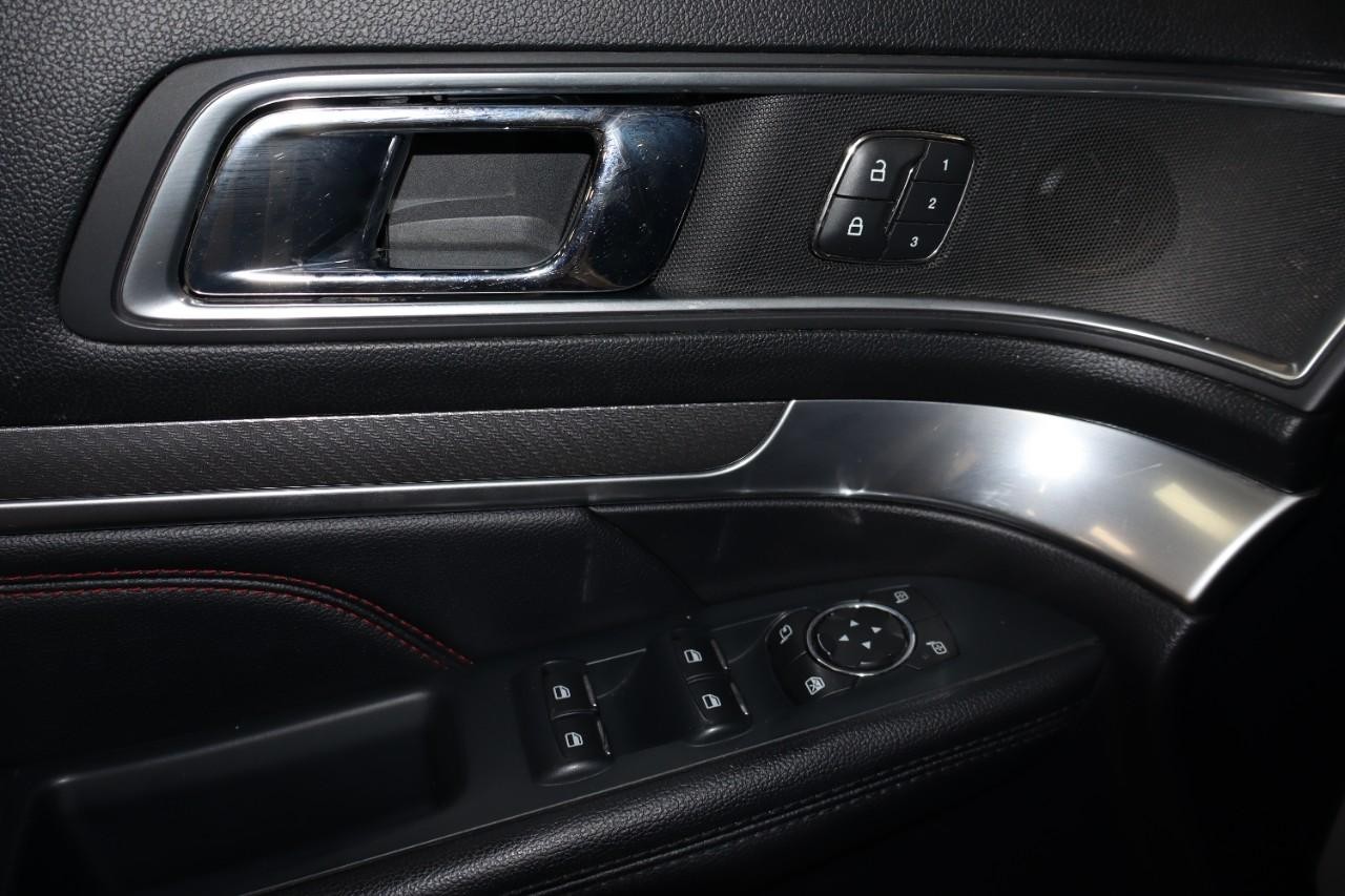 Ford Explorer Vehicle Full-screen Gallery Image 16