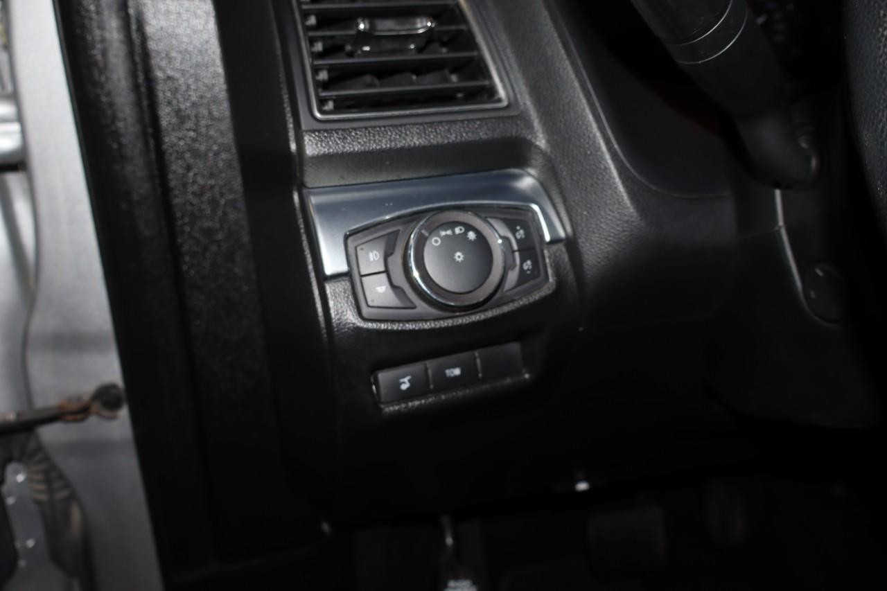 Ford Explorer Vehicle Full-screen Gallery Image 17