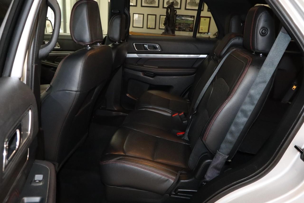 Ford Explorer Vehicle Full-screen Gallery Image 18