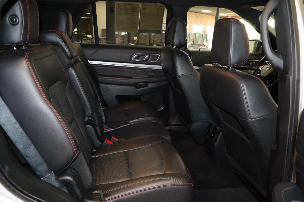 Ford Explorer Vehicle Full-screen Gallery Image 23